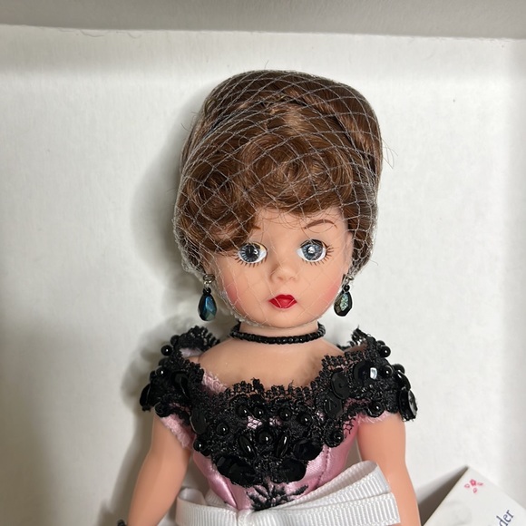 10" Madame Alexander Celebrates American Design #25590 - Picture 2 of 9